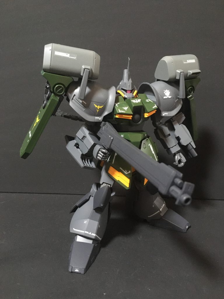 武装はゼクアインの大型マシンガンを持たせつつ、両肩にゼクアインのシールド+マガジンドラムを装備させています。ゲルググキャノンの3連キャノン砲を左腕に装備させています。