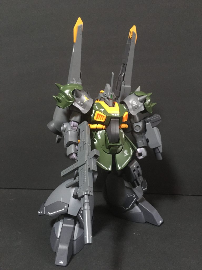 脚部をドムR35に変更、両肩はギラズールのスパイクアーマーに変更、胴体部にマラサイの動力パイプを追加しています。武装はギラズールのビーム・マシンガン用と左腕にゲルググキャノンの3連装ミサイルランチャーを使用しています。