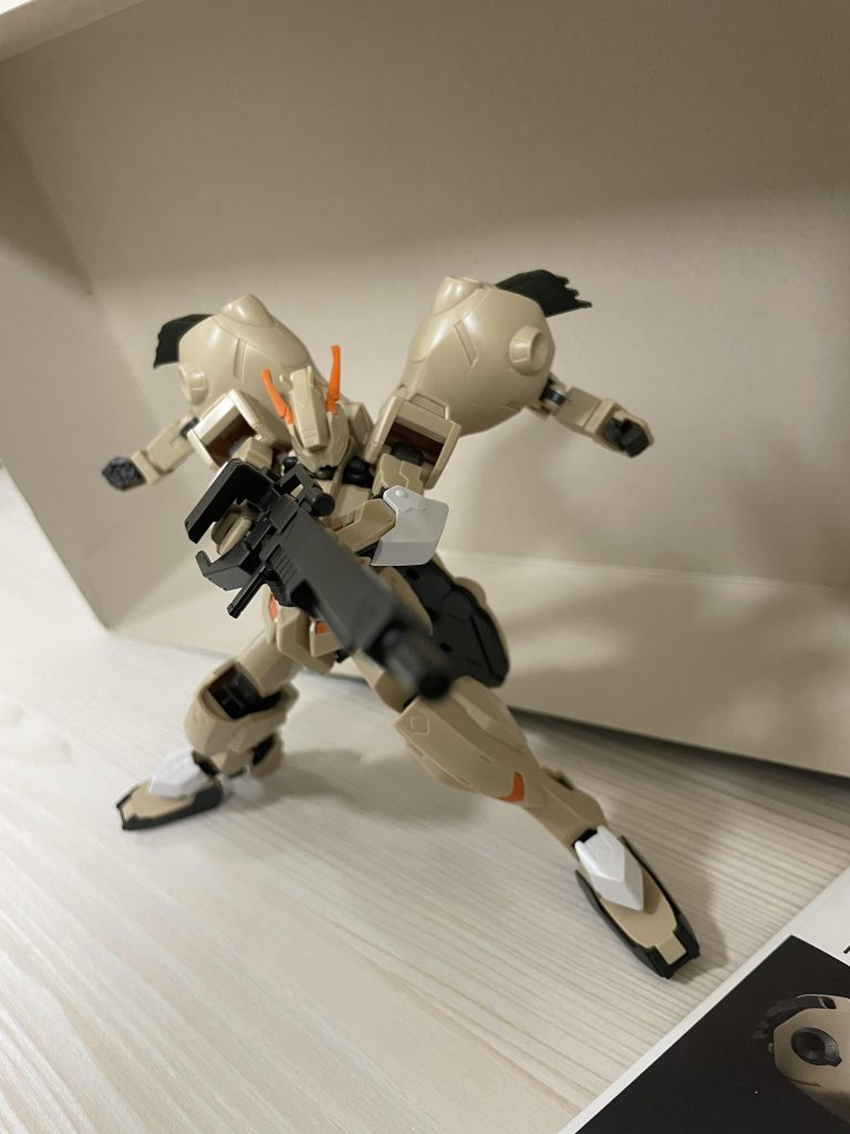 狙撃モードがあるのでヘッド交換。撫で肩でフォルム悪いかなと思いましたが異常な程肩があがり、狙撃ポージングが◎