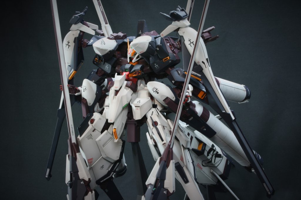 深夜のコツコツ制作で1年近くかけて完成。ゴテゴテしたシルエットが好きで、以前投稿したリハイゼと並んで、AOZの中でも推しの機体ですね。諸事情によりMA形態は先に別途投稿させていただいたので、良ければ見てやってください。