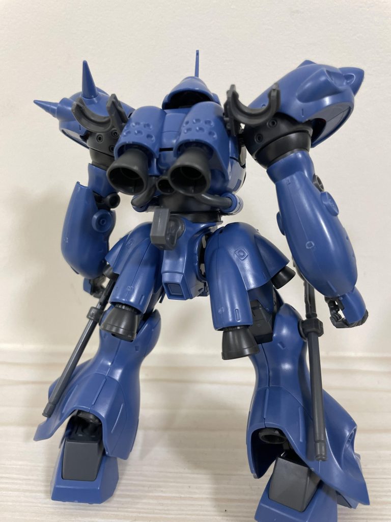 バックショットなんで早く作らなかったんだろうと後悔ですね。子供のころかっこいい！だと思ってたがパイロットがオジサンで萎えてた自分にパンチですね。パイロット含めいいっすわぁ〜MG...欲しい...買わせてください😭