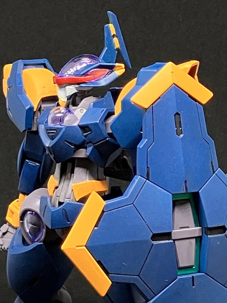 顎とベルトを追加。どこまで寄せるかについて、己の技量とあくまでベギルペンデという点で角生やせずこのへんまでしかできませんでした。かわりにトサカ追加したんですが、最初バウをイメージしてましたが、逆にしてアイスラッガーぽくしてみました。