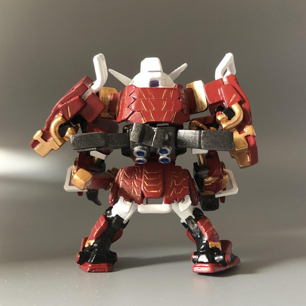 錣（しころ）や、鎧もプラ板で作成しました。足も少し延長しています。