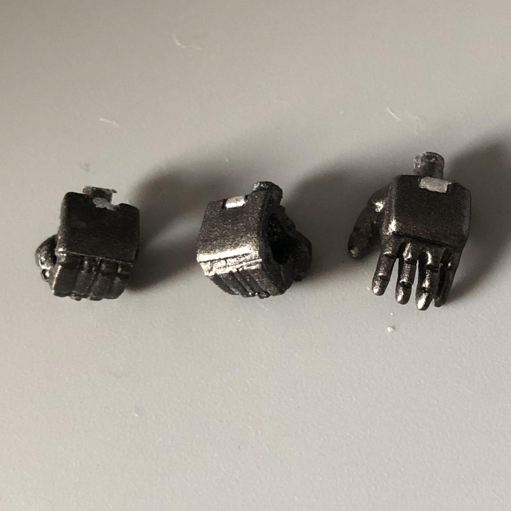 左手のみですが平手を作成！これで武器を持った時、支えるようなポージングが可能に！