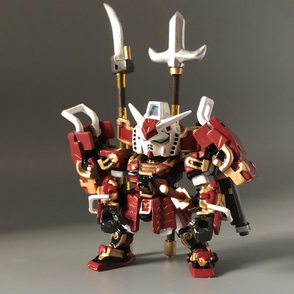 武器は背中に、マウント可能です。