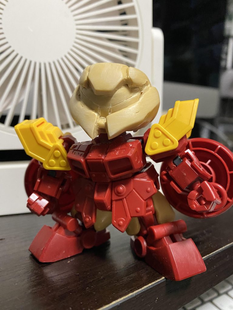 頭部からスクラッチしました。