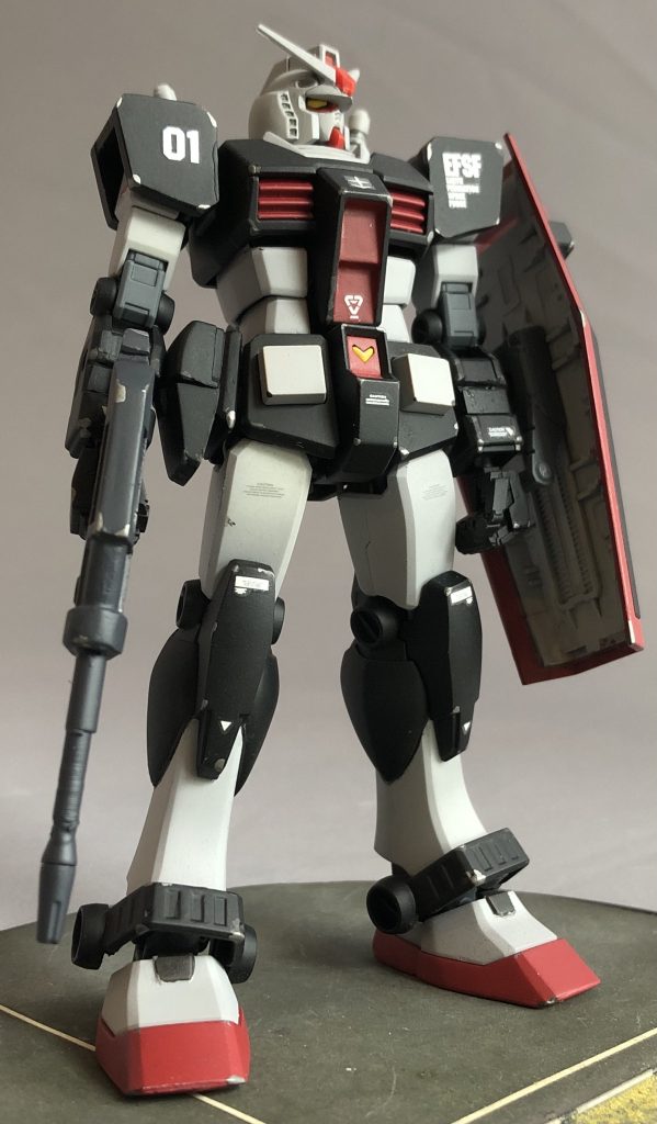 プロトタイプ（1号機）の黒い機体は、なんと言ってもRX-78シリーズでも最もカッコいいカラーリングとされています。（自分調べ）ブラック×ライトグレー×レッドのカラーリングはとってもアヴァンギャルドです。ですが、意外と2号機との細かい差異があり、再現するのがと割とメンドクサイです。以下、画像を貼りながら、改修点を列挙していきます。