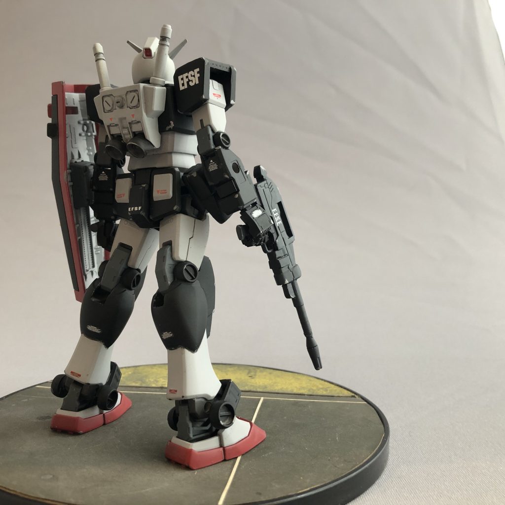 バックパックにも少しディテールを加えてあります。フクラハギとスネの部分のみマスキングが必要ですが、それ以外は後ハメ加工不要で塗り分けられる良キットです。