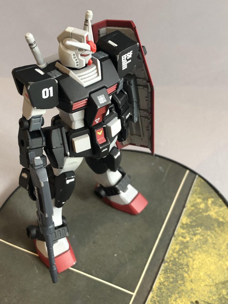 前腕部に謎の段差が付いているので削り込んであります。地味にメンドクサイ作業です。右腰にはホルスターを追加。旧キット陸戦型ガンダムの膝アーマーとSDクロスシルエットフレームのジム手の手の甲を組み合わせて作りました。2号機以降はオミットされた充電ホルスター。邪魔だったんでしょうねｗ