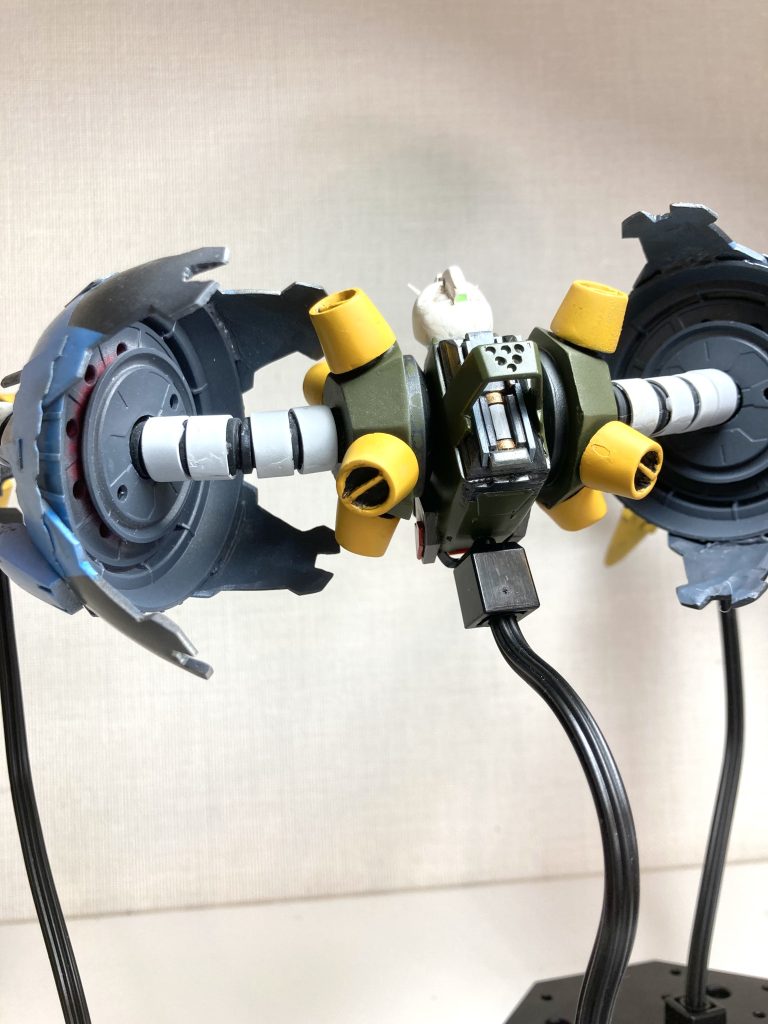 背部は、ジャンクパーツやプラ板工作でそれっぽく作りました。