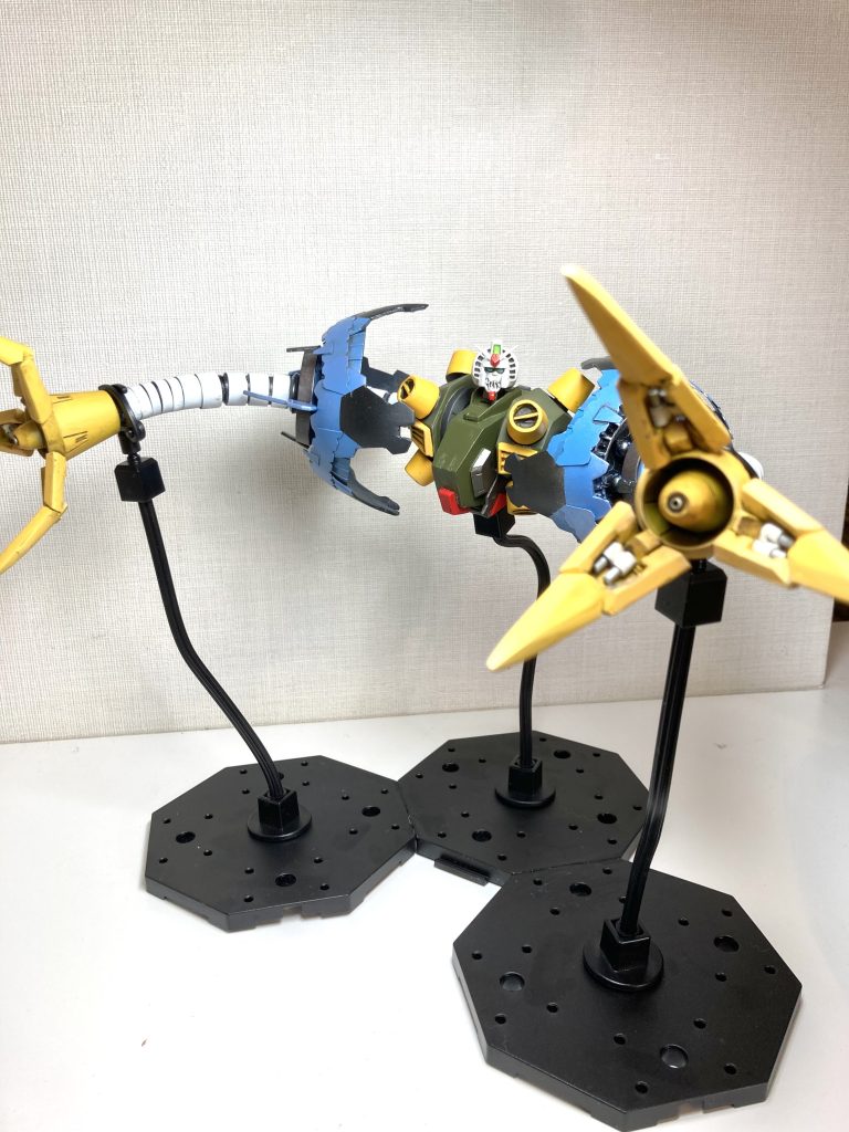 黄色の爪は、プラ棒、プラ板、エポパテ、ポリパテで適当に作りました。シリンダー部分はプラパイプと爪楊枝で作りました。