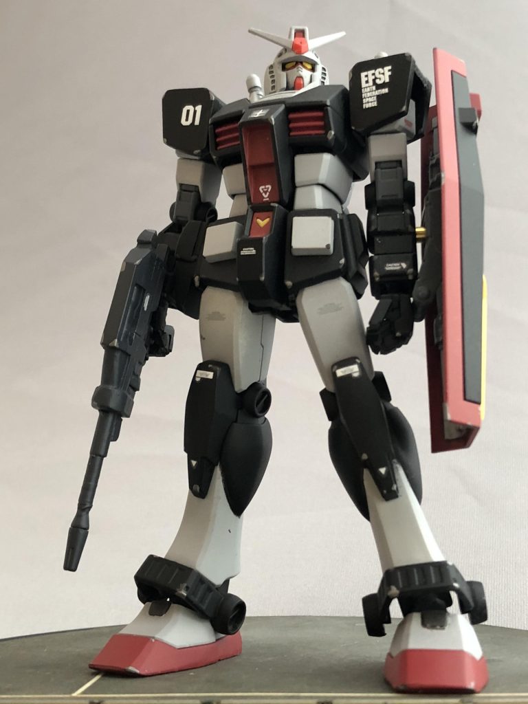 旧キット箱絵的ポージング。ビームライフルは021ガンダムのものを改造。楯はHGUCジムからいただきました。前腕との接続パーツはボールジョイントと真鍮パイプの組み合わせで自作しました。チラ見えする金属色がオシャレ。