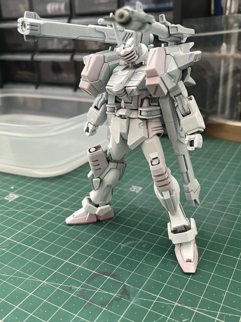 サフです。分かりづらいですが肩のガンランチャー左右バランスよく延長しました。