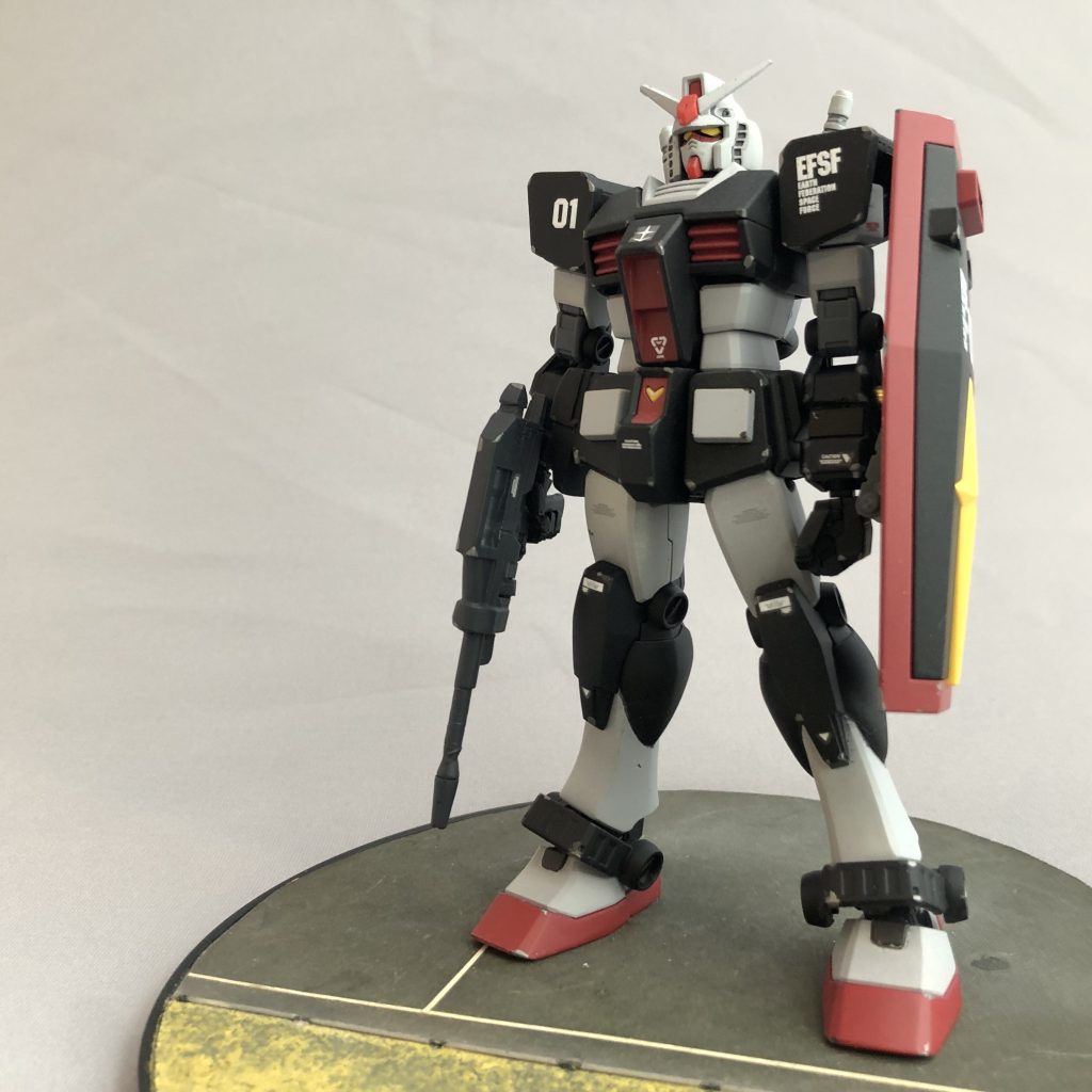 つや消しクリアとちょこっとチッピング。サイド7でのテスト中、例のデニムとジーンの襲撃により失われたようですから、もちろん戦闘経験もないまま、ロスト。な訳なので、あまり汚れてなかったのでは無いかと思います。とはいえ、起動すればどこかに角をぶつけたり、転倒することもあるでしょうから、角カドだけは、ちょろちょろハゲるかな？と。でも、砂埃とかスス汚れとかは少なめのウェザーリングで、フィニッシュ！です。以上、最後までご覧いただきありがとうございました！