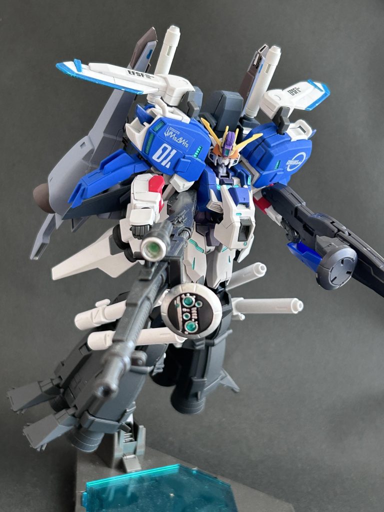 脚部はEX-Sガンダムの背部ブースターにアウンリゼアーマーの脚部パーツを接着してます。一応、EX-Sアーマーに戻すことも可能にしています。宇宙空間での高機動戦闘用アーマーです。