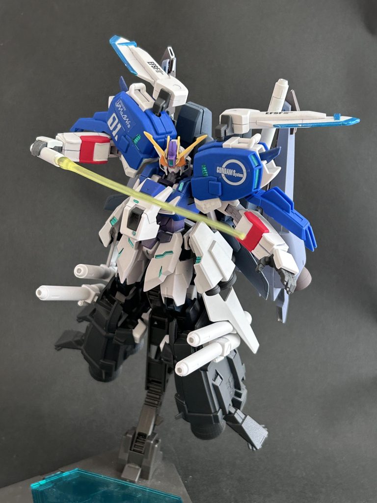 単騎で高速先行し、相手の陣形が整う前に戦列を乱す戦術をとるため、多数の機体を相手に乱戦することを想定している。人工知能を搭載しているため、豊富な武装の火器管制やインコムを使ったオールレンジ攻撃が可能となっているため、先の戦術が可能になっている。