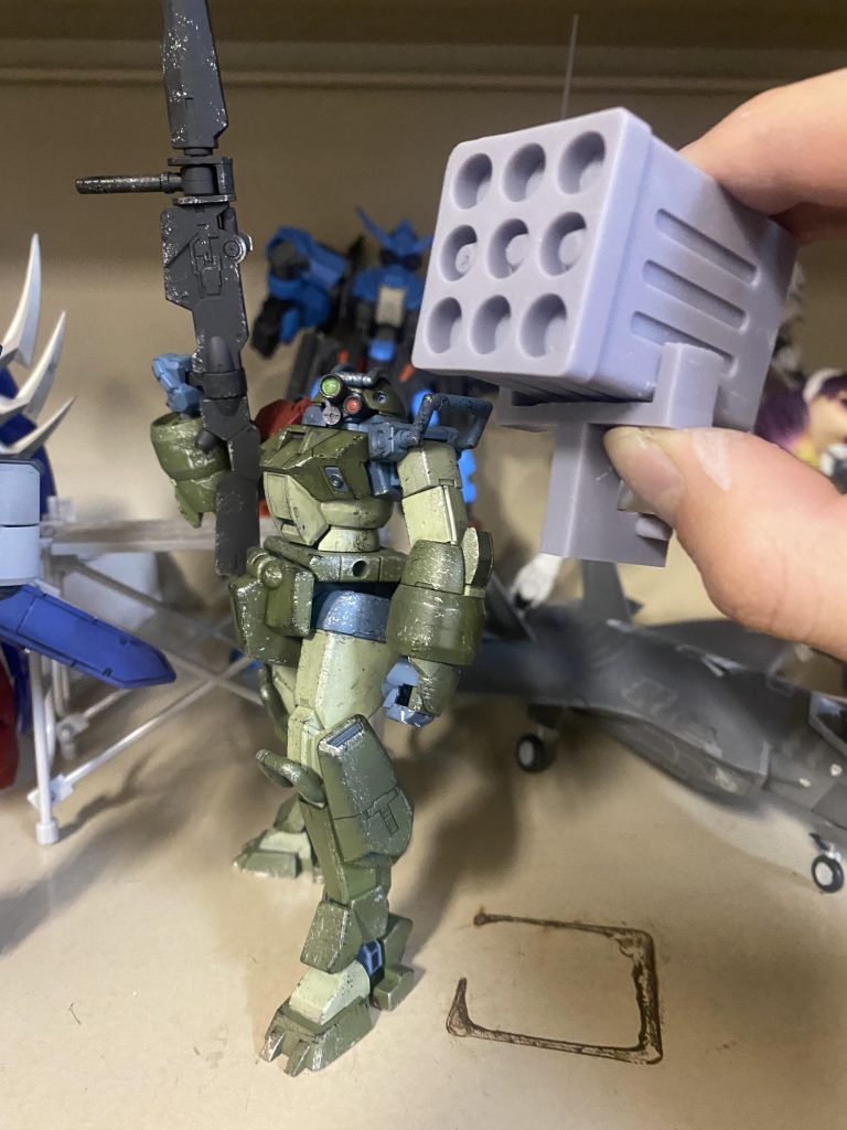 塗装前のミサイルポッド(右)と先輩のデミトレーナー左