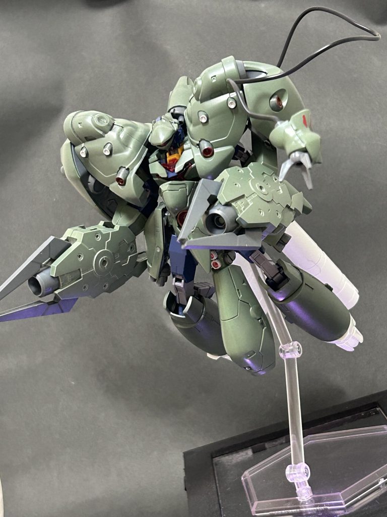 当初、腕部もアウンリゼアーマーを使っていましたが、シルエットがいまいちに感じたので、30MMのクローに変更しました。変遷はストーリーを参照いただければと思います。武装は腹部、肩部、腕部の各種メガ粒子砲、格闘用のクロー、背部の有線式クローアームになります。また、防御兵装としてiフィールドを装備。ほとんどノイエジールの装備に近いものになっています。