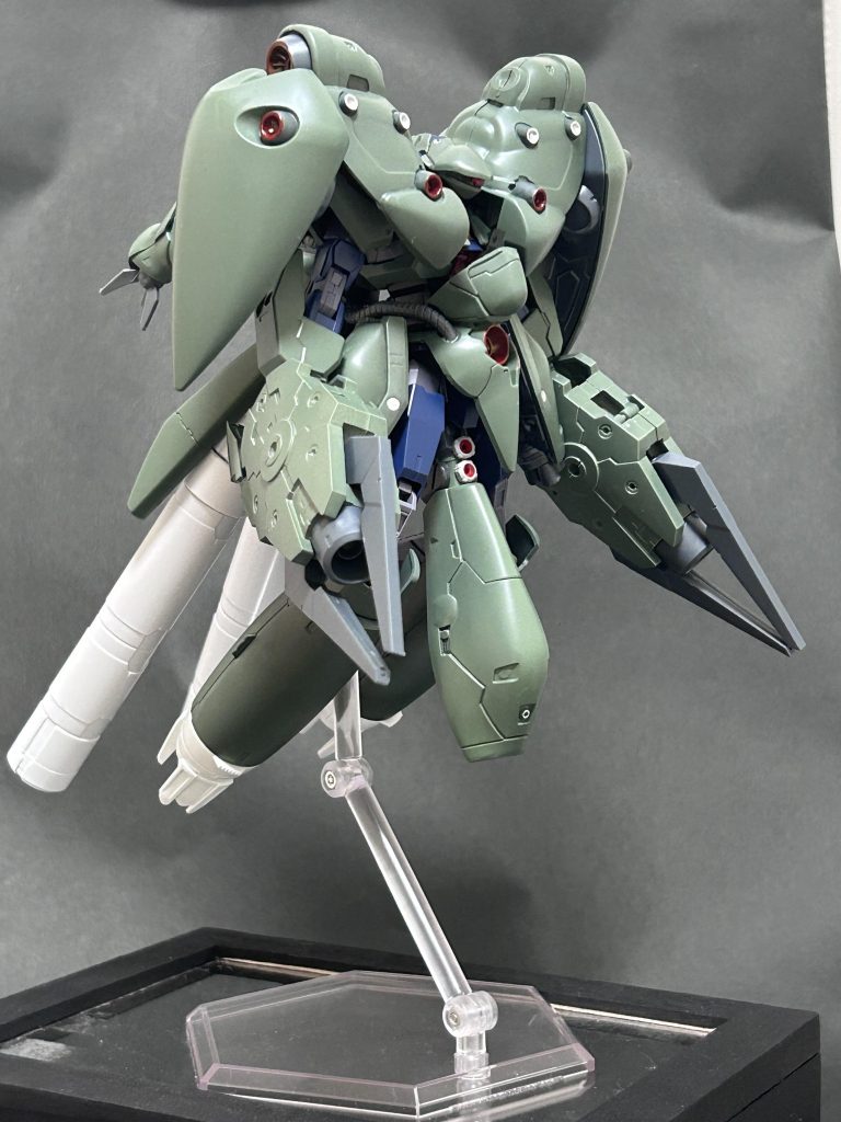 ガンダム以外のコアガンダムのアーマーを作りたくて、たまたま量販店で目に入ったSDノイエジールをアーマーに転用することにしました。加工もしやすく意外とうまくいったと思っています。