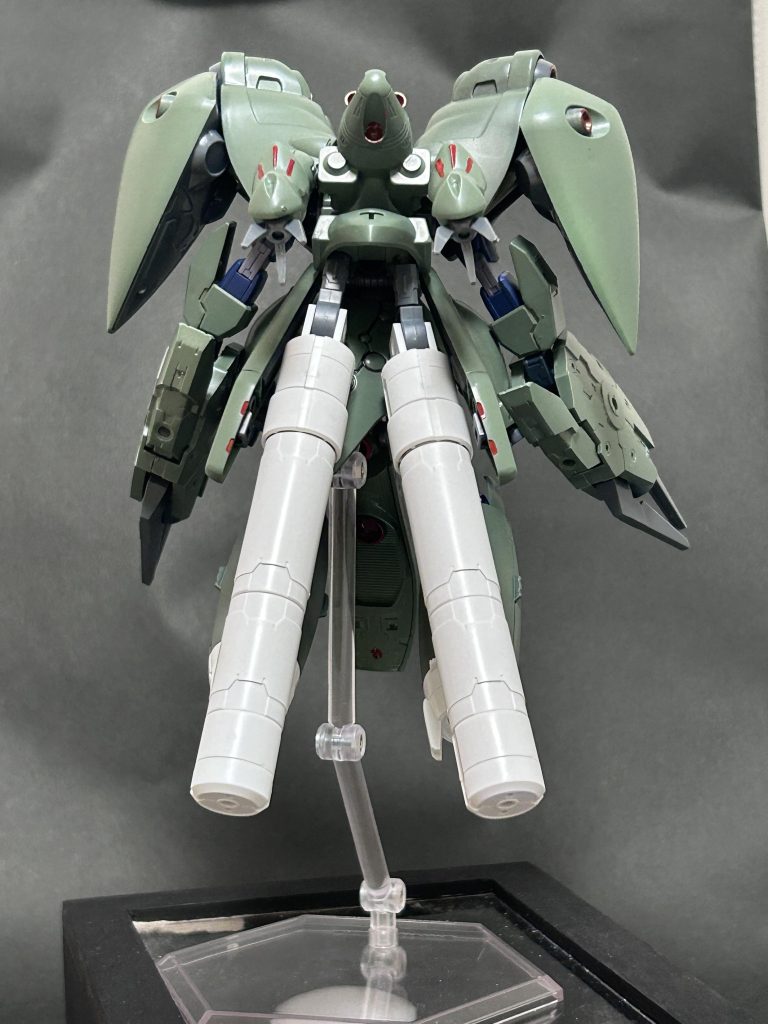 バックパックはノイエジールのキットを流用して作成、接続はコアガンダムのバックパック基部に接着しています。SDノイエジールの肩、脚部のボールジョイントの穴に、バトルアームズのボールジョイントが合ったので、それを利用して元キットのクローとプロペラントタンクを取り付け。また、元キットのスタビライザーはコアガンダムのサーベルラックに接着しています。