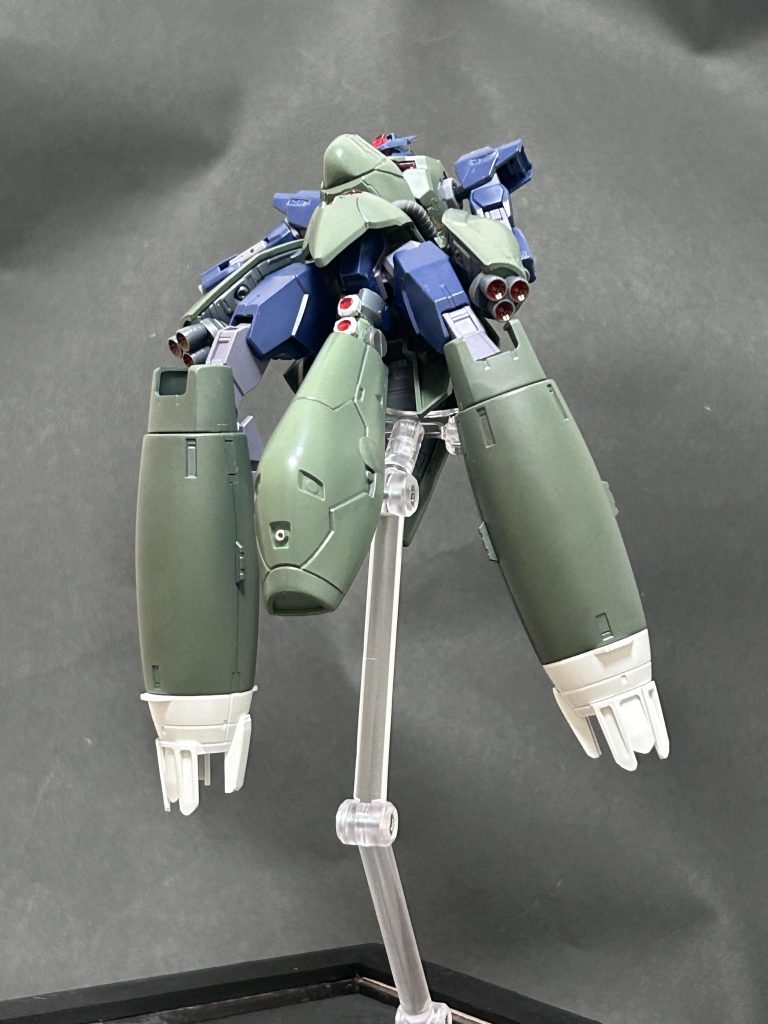 当初は取り付ける予定の無かった、股下のスラスター？はバトルアームズのボールジョイントで台座接続用の穴に取付ました。お陰でディスプレイは挟み込むタイプでないと保持できなくなりましたが、これをつけたお陰でノイエジールらしいシルエットになりました。