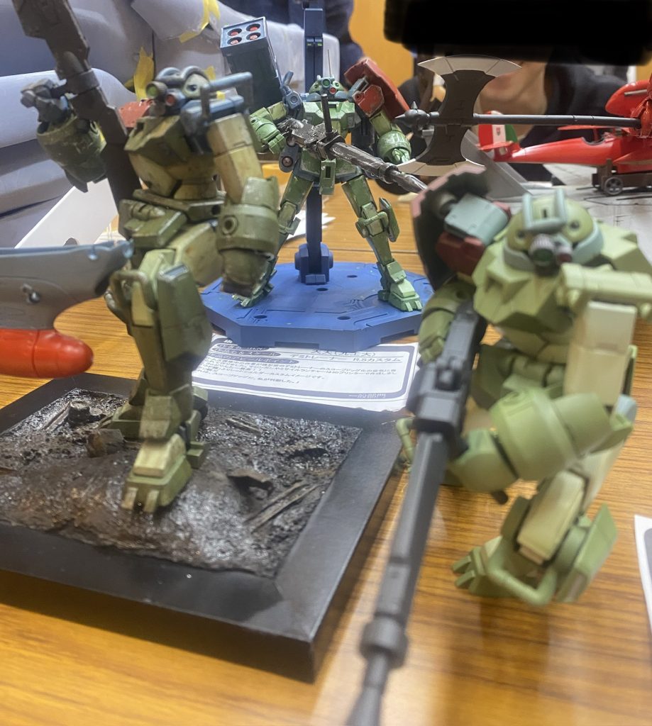 模Q展in若松での展示の様子左右のデミトレーナーはサークルの先輩方のもの