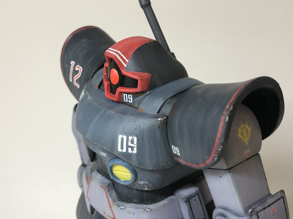肩アーマーは付け根を幅増し、上にエポパテを盛って大きくしました。モノアイは塗装仕上げとしています。