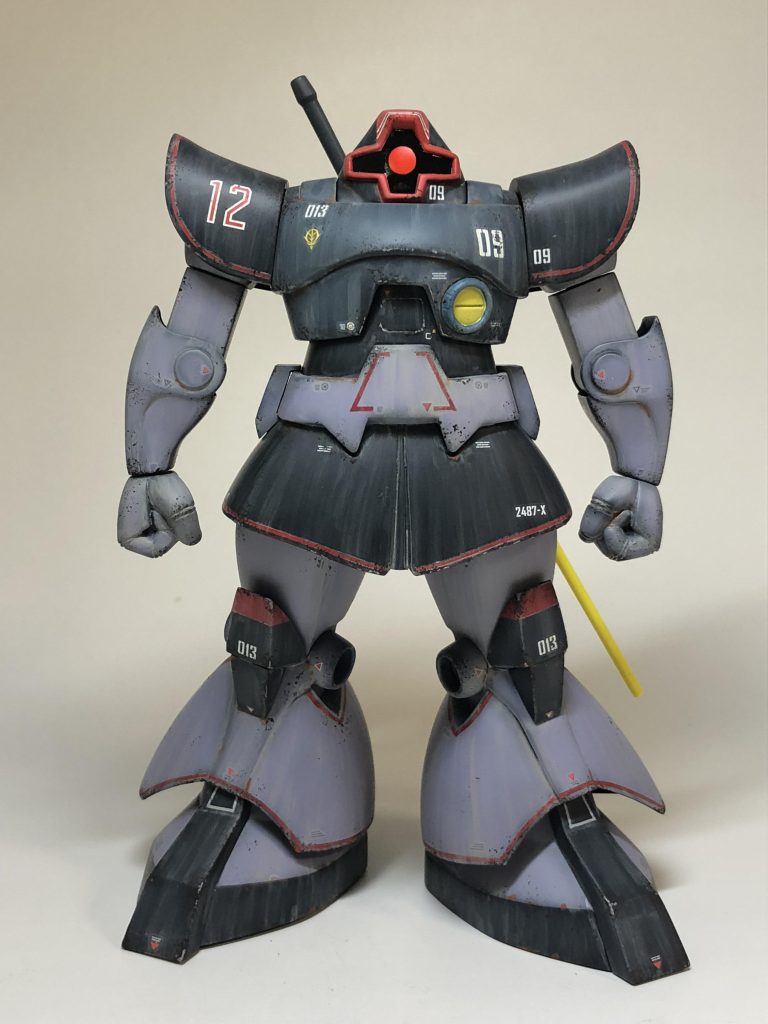 拳はキットのものをくりぬいたところにエポパテを詰め、削り出しています。