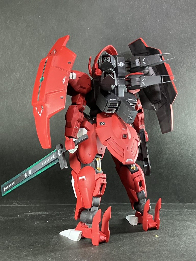 バックショット。バックパックの改造とグスサー・イシューバラへの形状変更を行なっています。アンビカーとバックパックらは同キットを2個使用して切り貼りミキシングにて作成しています。