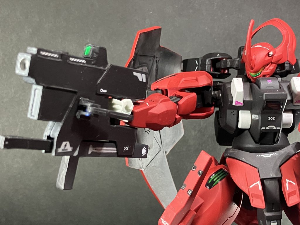 ビームカタナはアニメ劇中の物の再現が難しかったので、差し替え式でそれっぽく見せれるように変更しています。また、カタナ、ライフル共にプラ板の積層で作成しました。