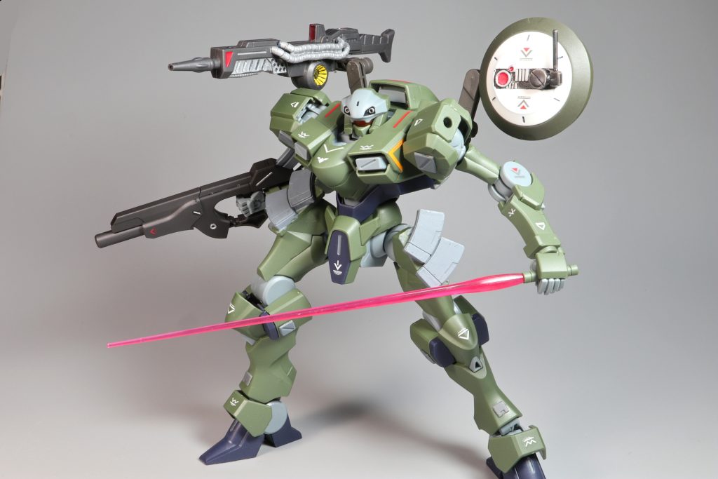 全体図右肩は試作型ビームキャノン。左肩はレドームを装備。試作品のビームキャノンは現行装備より出力・収束率に優れており、遠距離狙撃に向いている。レドームと併用する事で数km先の目標を狙撃する事も可能!という設定です。