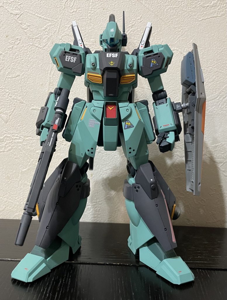 シールドはフルアーマーガンダムから拝借してます。😅追加のフレキシブルバーニアとシールドの接続ステーは、不要なハンドパーツを利用してボールジョイント化し、可動域を確保してます♪♪☝️😙