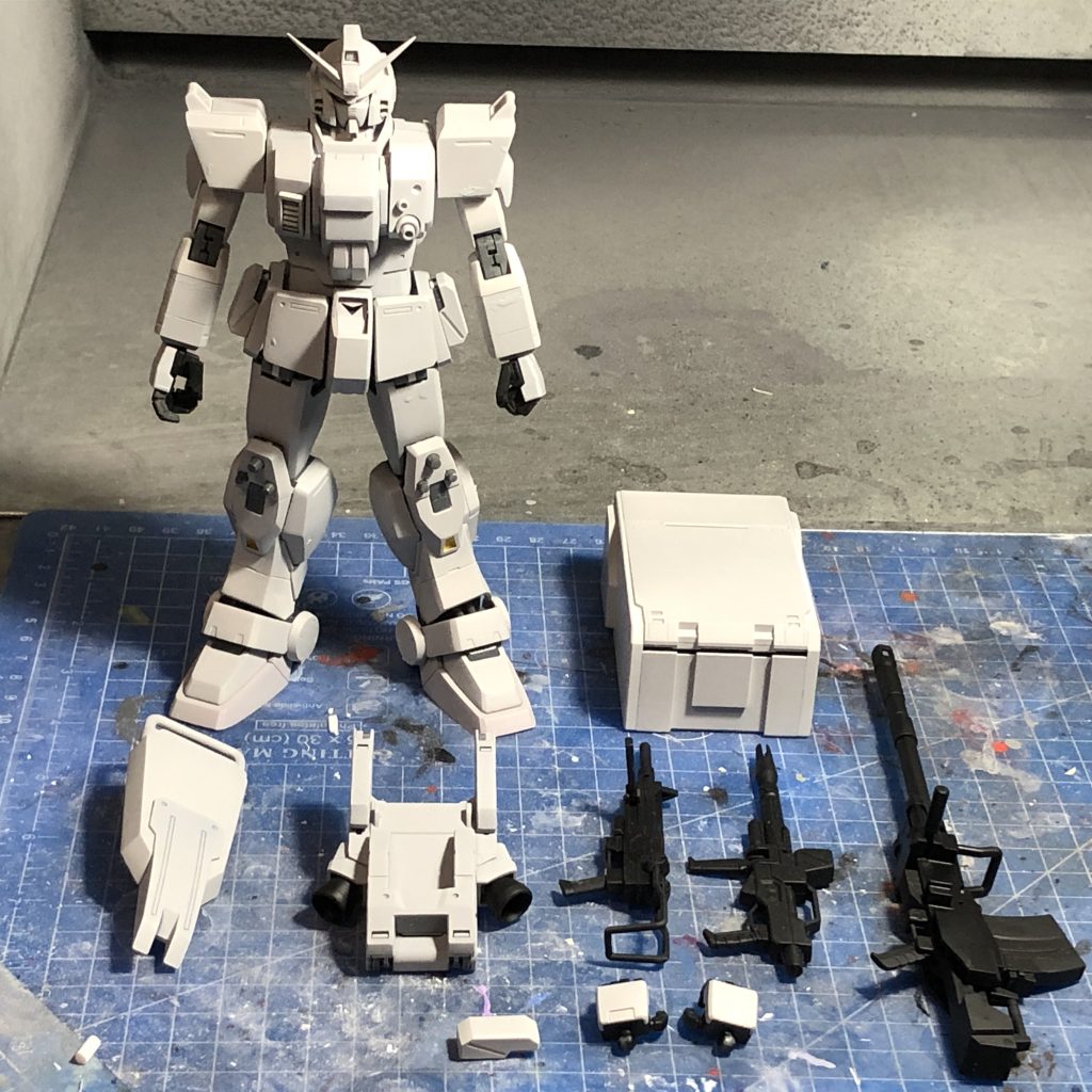 サフ状態です。武器と関節類は黒サフです。