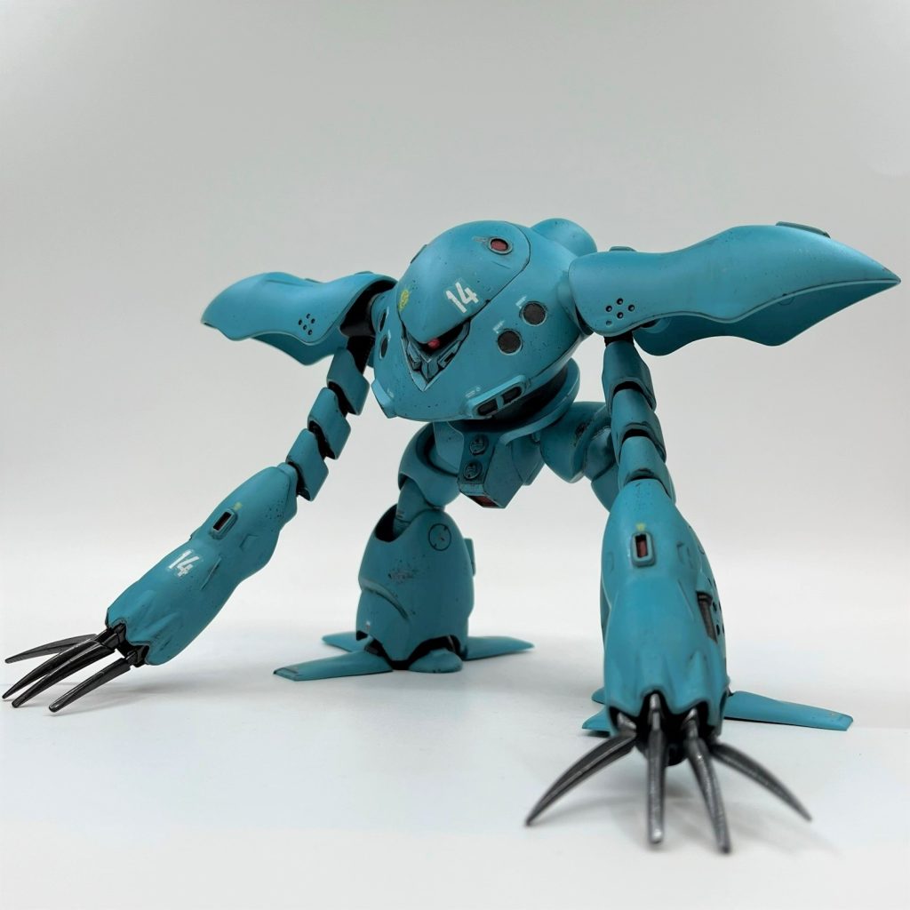 ただ合わせ目消して塗って組んだだけですが、曲線同士の合わせ目ばかり、部分塗装部が異常に多い、腕部の塗り分け&合わせ目消しが超面倒などなど、地味に労力がかかりました。しかも合わせ目部が乾燥しきる前に消したので、ちょっとヒケてしまったりと凡ミス等もあり、かといって手間をかけて修正するほどハイゴッグに強い思い入れもなく、なかなかモチベが上がらず苦労しました。