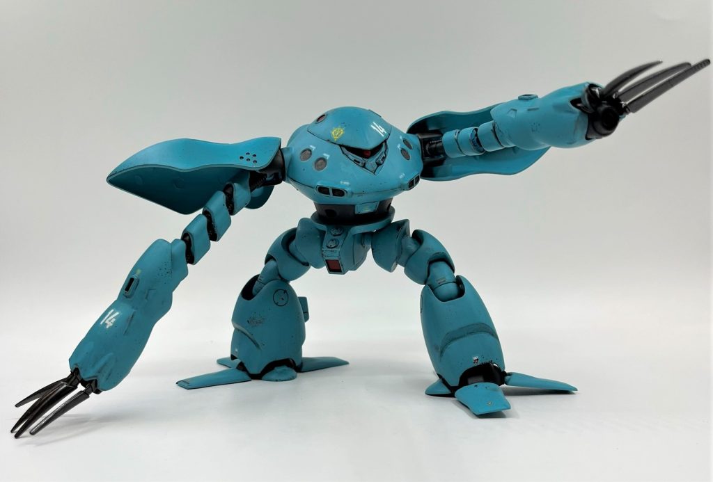 塗装、墨入れ、デカール貼り後、つや消しクリアで一旦質感統一&塗膜保護し、その後汚しました。汚しはクレオスのウェザリングカラーのマルチブラックで全体をウォッシングしトーンを落としつつ質感を出し、砂土汚れは水陸両用MSなので今回は無しにしました。その後ドライブラシ、スポンジチッピングを施して完成です。