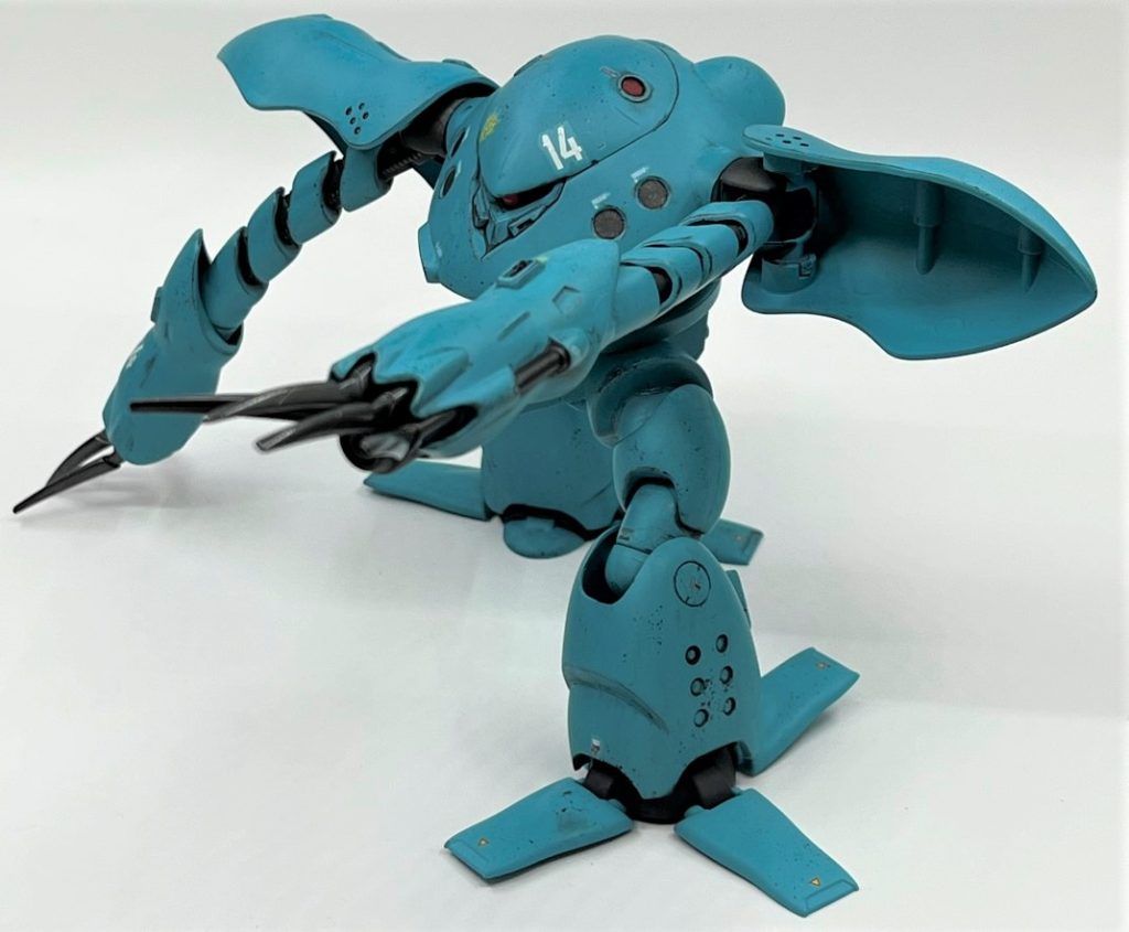 HGUC等を見慣れている為か腕がちょっと短い印象を受けますが、良い線いっている造形ではないでしょうか。時代を考えれば、何もいじらずこのプロポーションは当時としてはかなりレベル高いと思います。ストレート組みでも合わせ目消しや塗装でちょっとした工夫が随所に必要で、総じて良い意味で程良く手がかかって楽しいキットでした。