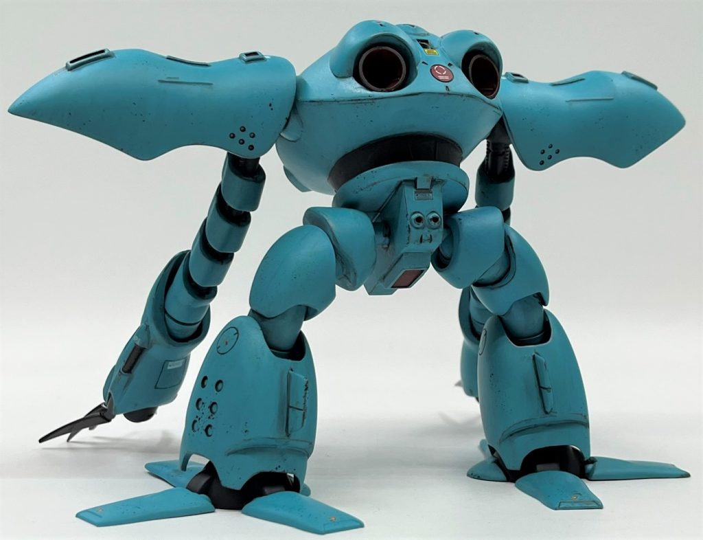 ブルーの塗装色はタミヤスプレーのコーラルブルーを選びましたが、個人的にはかなり良いと思える色になり満足です。関節部メカやケーブル類、爪、ハッチ等は筆塗りで色分けしました。