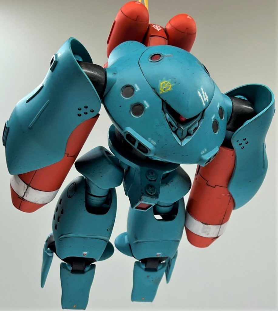 水中形態はHGUCやROBOT魂でも再現可能なので、今の目で見ると真新しさも特になく出来て当然、といったところですね。キット自体にスタンドに立たせる為の配慮は何もないので、浮かせるのに苦労しました。輪ゴムをおなかに挟み、上から吊ってみました。