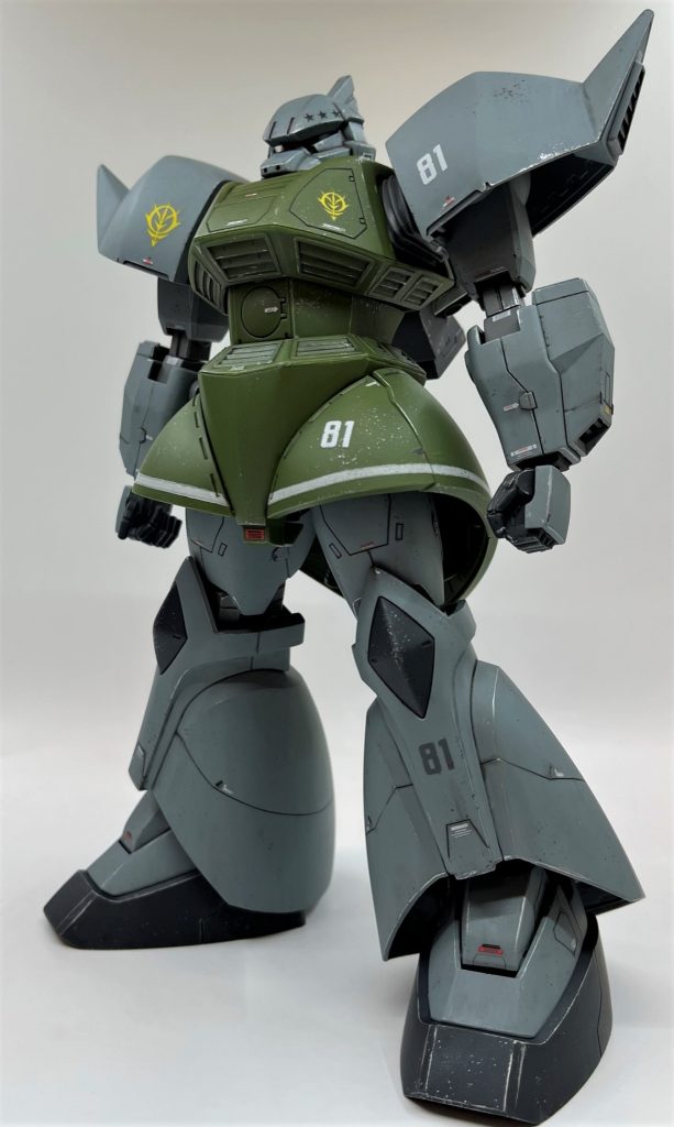 1.0のゲルググは小学生の頃新発売されたシャアゲルを触って以来でした。(2.0はまだ触ったことすらありませんが。)手に取って思い出しましたが、このゲルググはまともに立たせる事すら大変なんですよね。。関節という関節が自重に耐え切れずグネグネ、こっちを触るとあっちがポロリ、あっちを触るとこっちがポロリと部品が外れ、マッハでストレスが溜まります(笑)