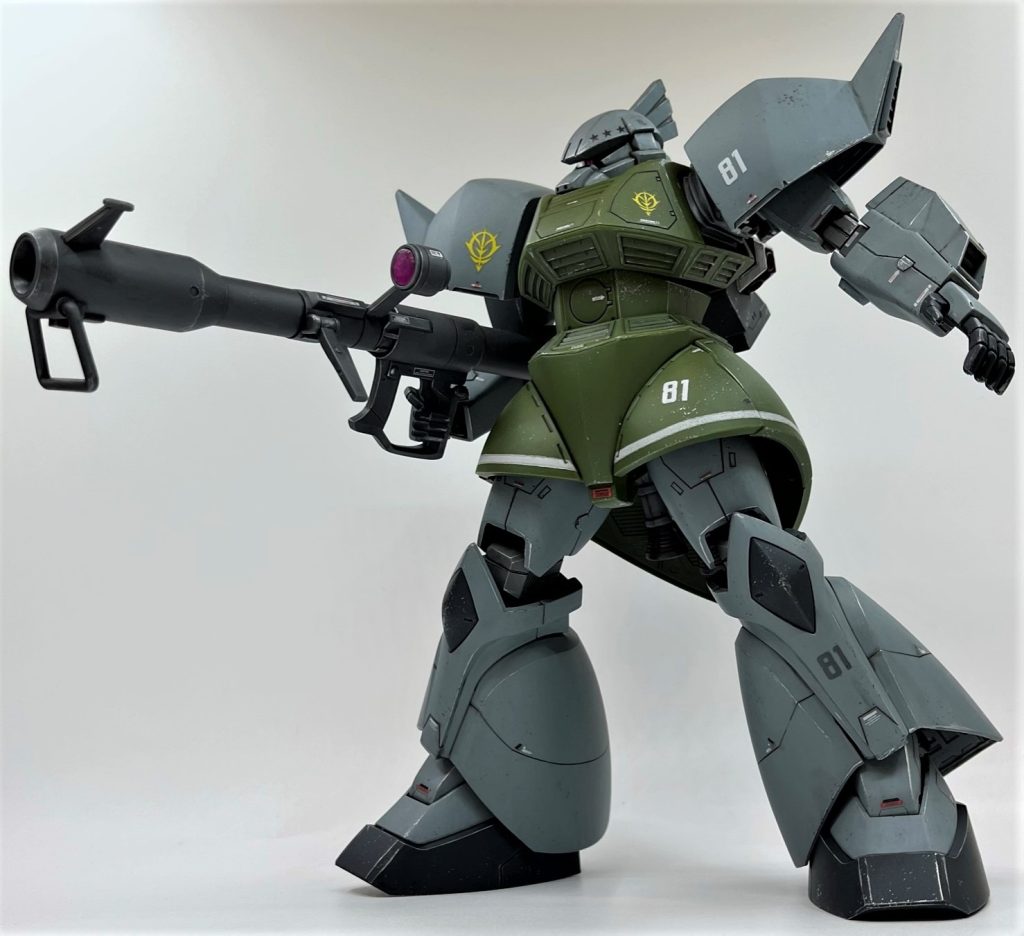 個人的にキット付属のビームマシンガンは素ゲルには似合わないと思うので、ジャイバズ持たせています。普通のビームライフルが一番なのですが、キットには付属しておらず、なぜかゲルJ仕様のビーマシのみ、リアスカートもゲルマリ風のデザインの物がコンパチで付いてきたりと謎仕様です。ただ、ちゃんと説明書にそれらの付属品の意義が解説載っているのは楽しいです。昔のMGは説明書の設定解説が本当に良く作り込まれていて、説明書を集めた本を出版して欲しいくらいです。ゲルキャ仕様のヘッドも付いてます。C型パックが無いのであれば、ゲルキャヘッドではなくツノ付きヘッドの方が需要あると思いますが。。まあ兄弟キットのシャアゲルとの差別化の為だったのかもしれませんね。単なる色替えでもキットが成立するのに、しっかり新規金型を起こしてキット発売してくれたのはありがたい話ではあります。私にとってはありがた迷惑でしたが(苦笑)
