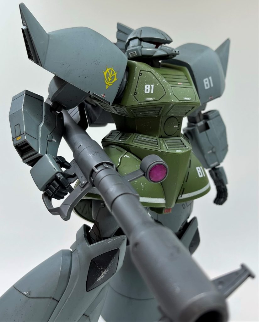 可動範囲はまあ時代なりといったところです。関節を強化したおかげでポロリダラリは無くなりましたが、そもそも可動しないのでポーズ付けは難儀しました。首の仰俯角、左右傾げ角が何気に大きいのは表情が付けやすく、地味ですが美点だと思います。写真だとほぼ見えないですが、モノアイもちゃんと左右に動かせます。