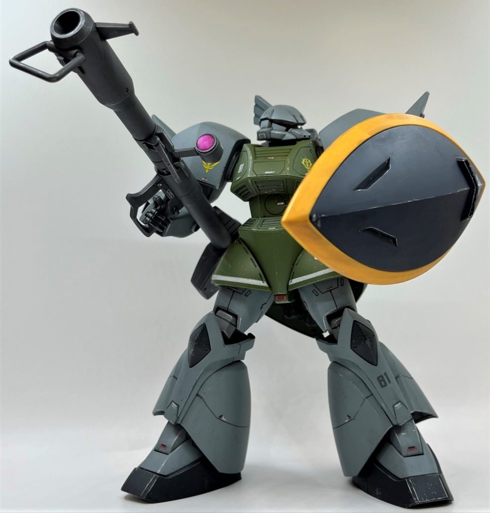 入手した段階で既に接着済の箇所があったので完璧とはいきませんが、バラせる部分はバラして、まずは徹底的に関節を強化しました。基本的には軸やボールジョイントをテープや塗料で太らせて摩擦力を上げました。関節強化加工のおかげで、ゲルググシールドにジャイバズも軽々持てるマッチョマンに生まれ変わりました。素組み品を触ったことがある方なら、1.0ゲルググがこの体勢でいられるのはちょっとびっくりだと思います。大多数のキットなら当たり前の事なんですけどね(笑)