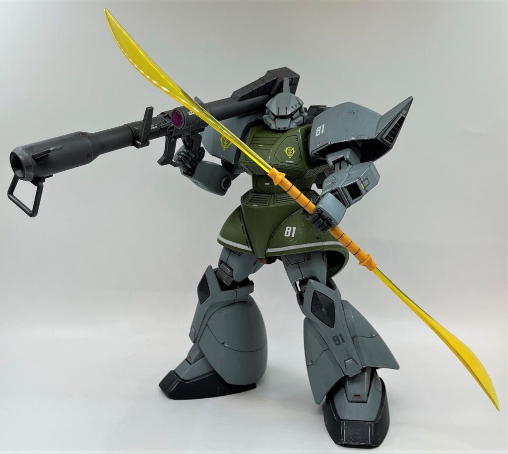 ゲルググのアイコンとも言えるビームナギナタはもちろん付属します。テキサスコロニーでシャアが戦った時のような片刃仕様の刃も付属しています。