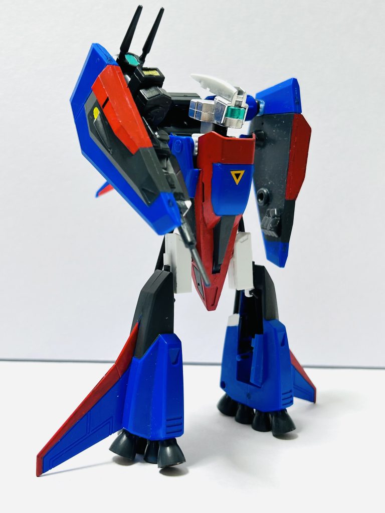 頭部は玩具っぽさを出すため、シルバーメッキパーツを組み合わせて作りました。