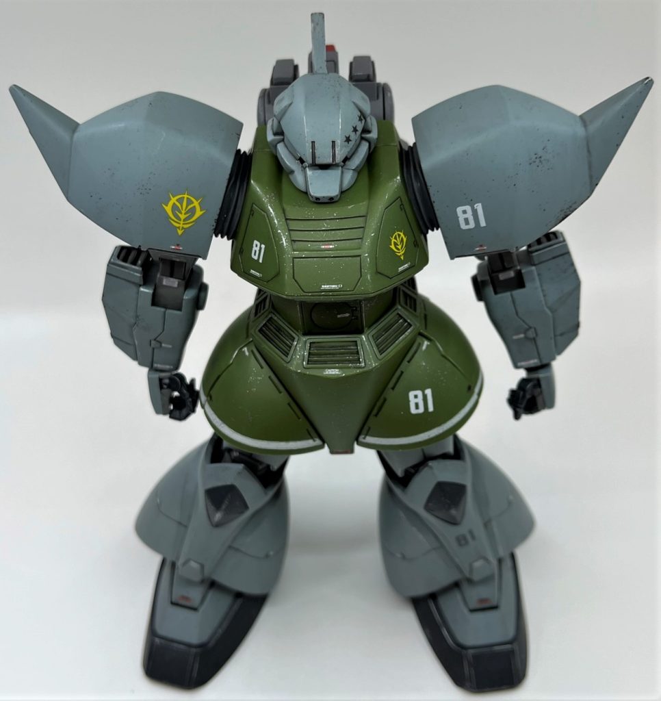 今回入手したキットは、某オークションで1年戦争のHG、MG等のジャンク扱い品の大量セットを格安で入手したものです。未組み立てだけど説明書がなかったり、素組みだったり、一部接着されていたり、改造途中だったりとなかなかクセのある出品物でしたが、塗装改修前提の身としてはかなりお得な買い物が出来ました。このゲルググは素組み＆一部合わせ目が接着されていました。合わせ目は接着しただけで消されてはおらず「急に飽きて心折れてしまったのかな」と思うと、同好の士として共感する所があります(笑)