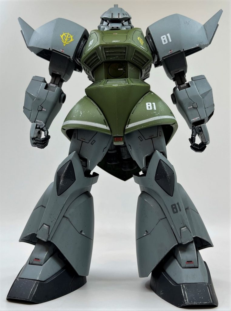 スカートの白ラインはマスキング+スプレー缶塗装しました。バックパックのみ全塗装しましたが、後は全て成形色です。どうしようもなく目立つ合わせ目は頭部くらいで、スジもキリっと深く入っている箇所が多く、旧い割には今回のようなお手軽仕上げに持ってこいのパッケージでした。