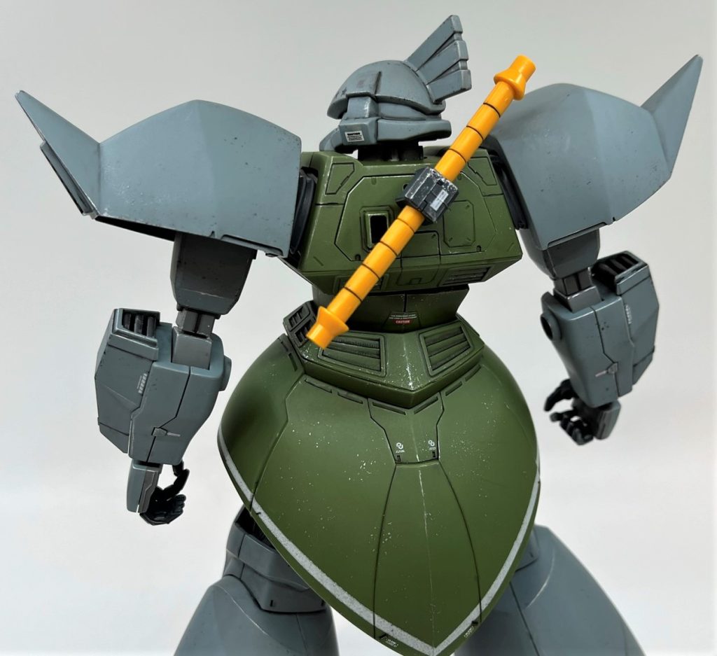 説明書ではこのように背負って携帯する仕様なのですが、これだとバックパックが装着できません。腰部背面にPCキャップで着脱できるパネルがあるのですが、軸が合わずそのままではナギナタホルダーを挿せません。そこに挿せればB型パックを背負っても腰にナギナタを携帯できるのですが、惜しい設計です。