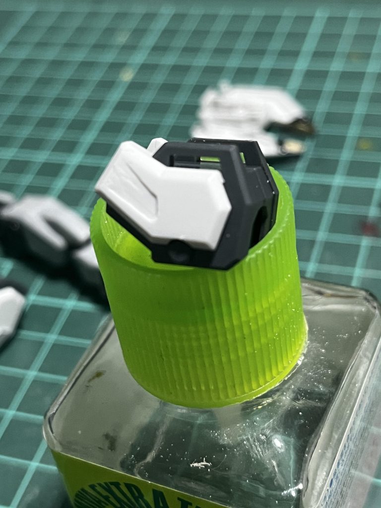 肩のディテールはプラ板で形を決めて書き込んでちまちま削りました。