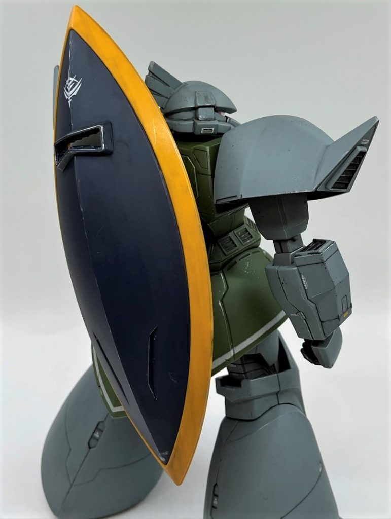 シールドを背負うとこんな感じです。馴染みの姿ですね。それにしてもデカいシールドですね。なんか大きな甲虫っぽくて、ふとした瞬間にぞわっとします(笑)