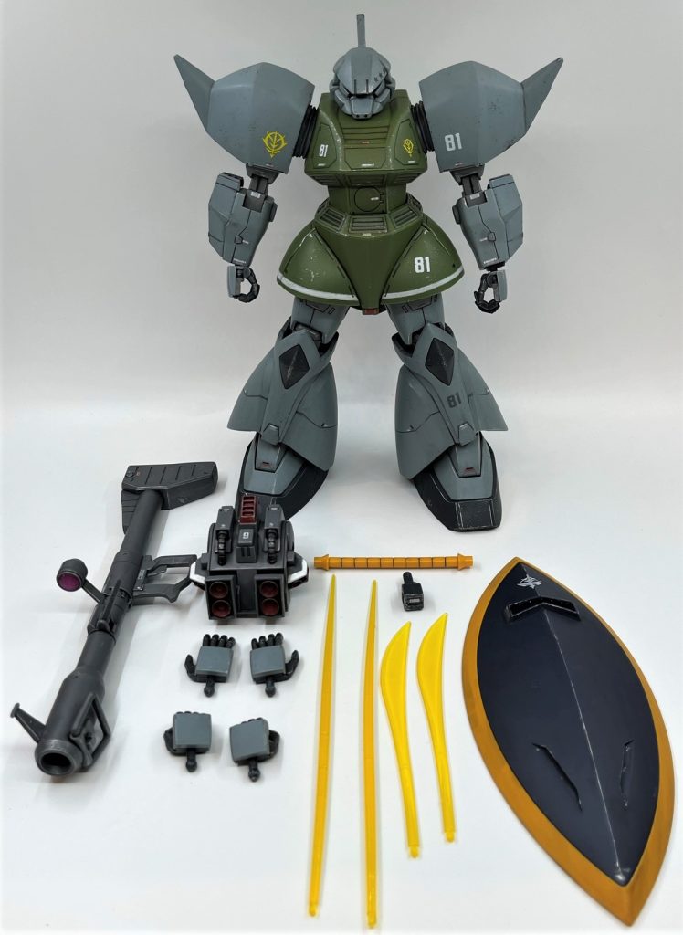 最後に余談として、私にとってのこのキットの思い出を書いておきます。このキットが発売された当初、私は小学生でした。同級生の友達と近所のトイザらスに遊びにいった時にこのキットを見かけ、箱絵の奥にちょこっと写っている旧ザクを見て「ゲルググなんかじゃなくこっちをキット化してくれよ！」と嘆いたのを覚えています(笑)その時友人から「旧ザクなんて出るわけないじゃん」と言われましたが、まさか数年後に本当にキット化されるとは、その時は夢にも思っていませんでした。最後までご覧いただきありがとうございました。